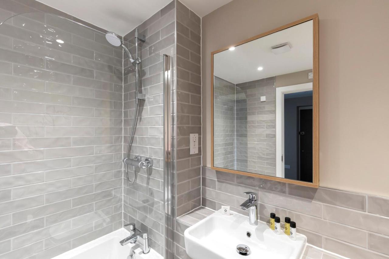 Elliot Oliver - Luxurious Two Bedroom Apartment With Parking Глостер Экстерьер фото